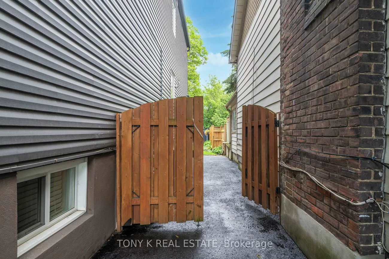 111, Eastwood, Birchcliffe-Cliffside, Toronto