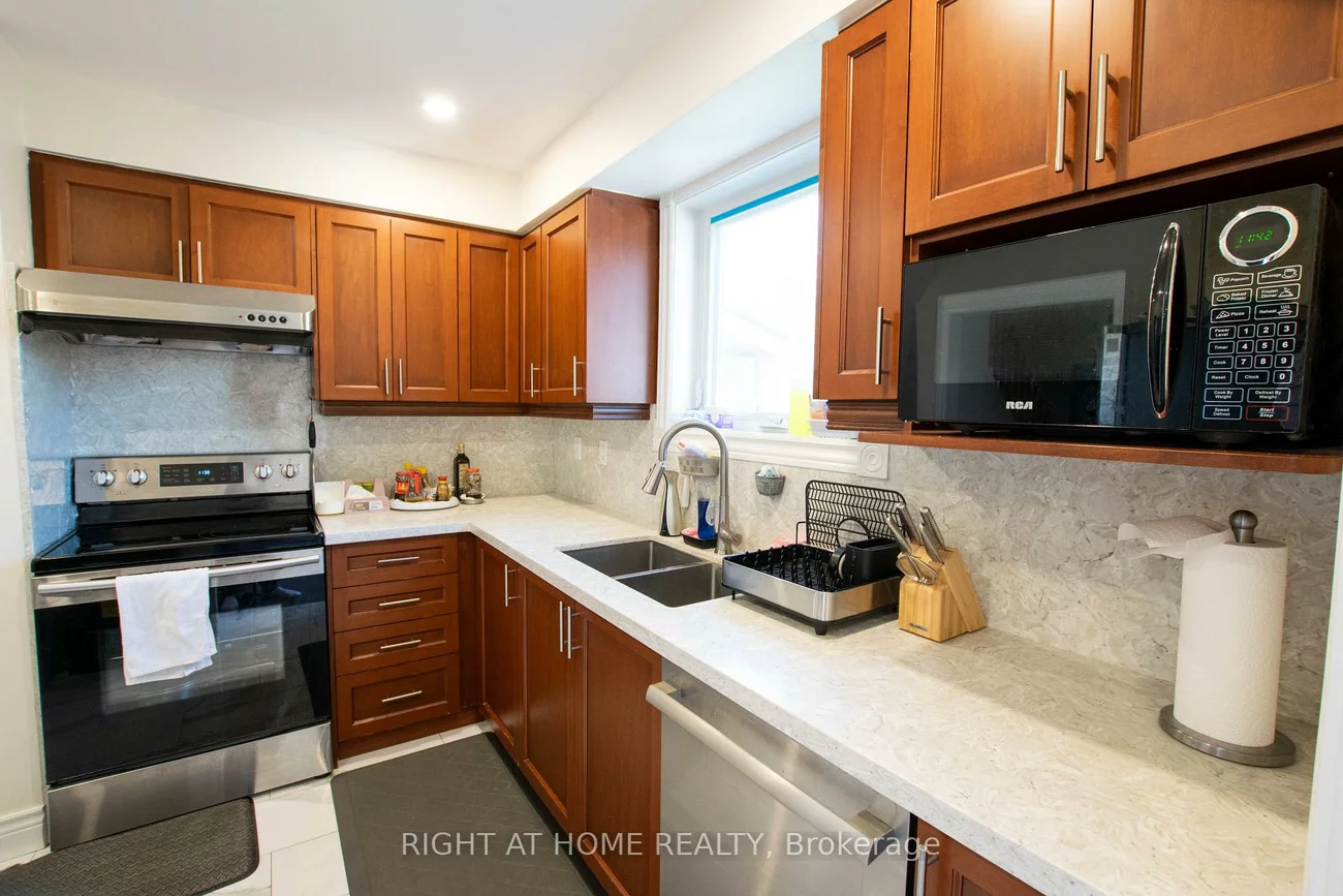 32, Ellendale, Dorset Park, Toronto