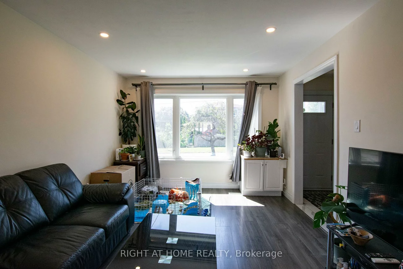 32, Ellendale, Dorset Park, Toronto