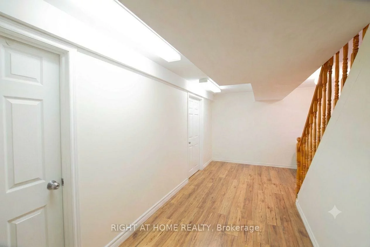 32, Ellendale, Dorset Park, Toronto