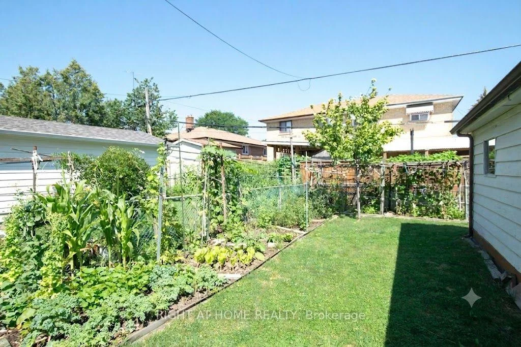 32, Ellendale, Dorset Park, Toronto
