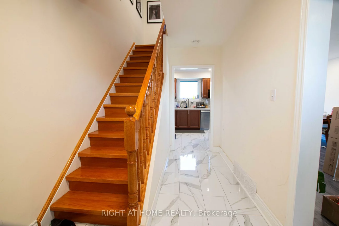 32, Ellendale, Dorset Park, Toronto