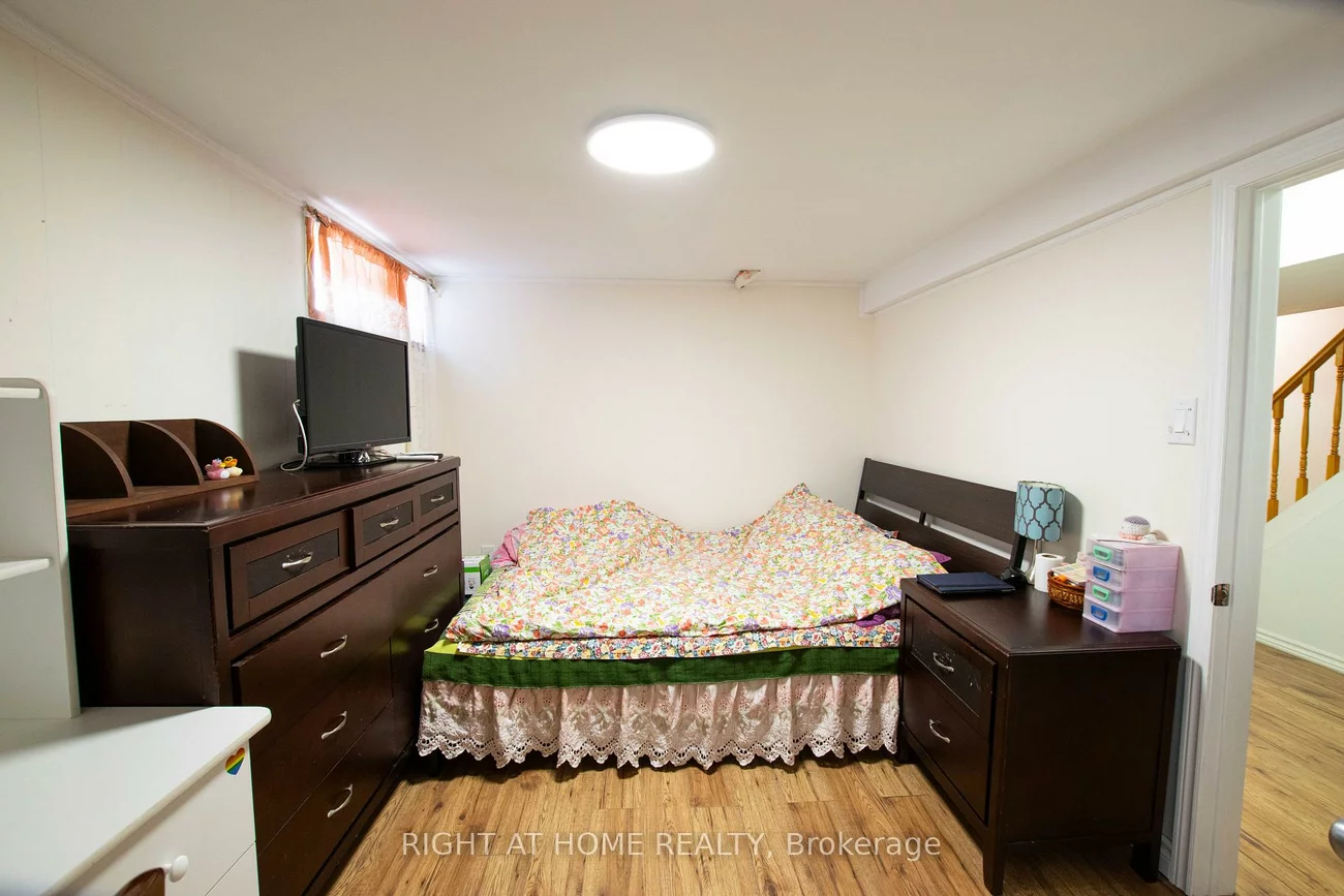 32, Ellendale, Dorset Park, Toronto