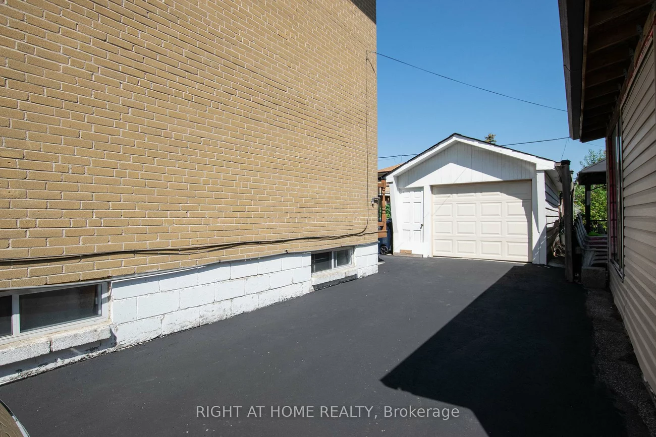32, Ellendale, Dorset Park, Toronto