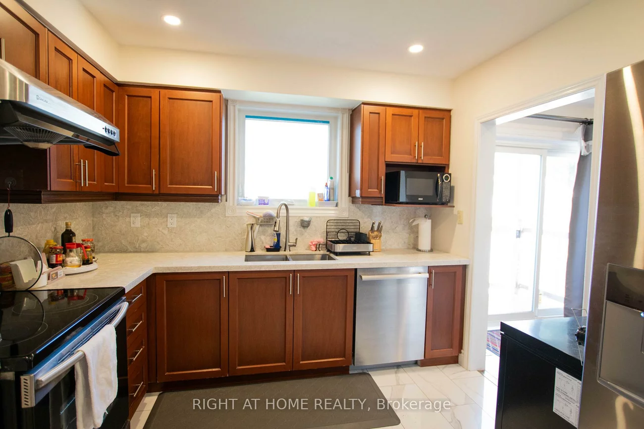 32, Ellendale, Dorset Park, Toronto