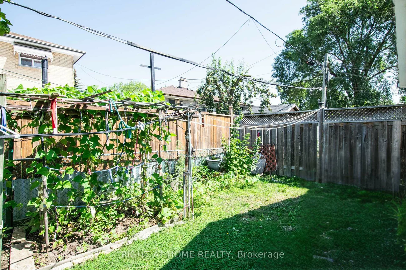 32, Ellendale, Dorset Park, Toronto