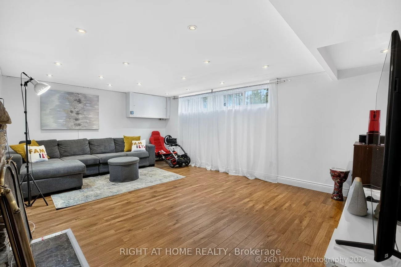 100, Perivale, Bendale, Toronto