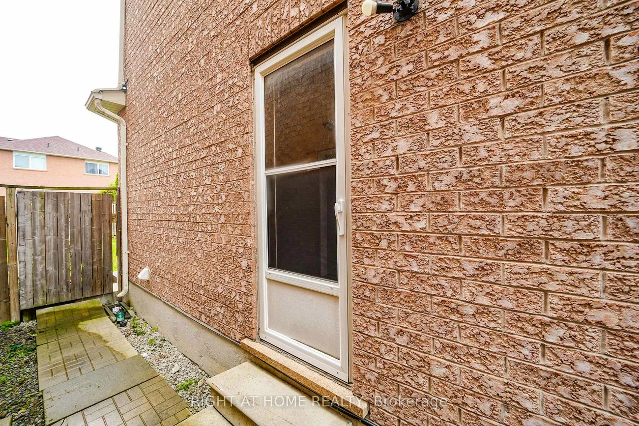 180, Raponi, Rouge E11, Toronto