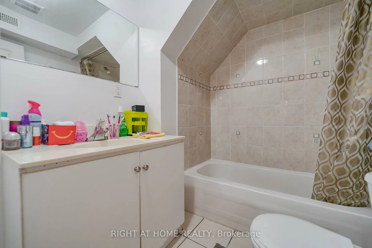 180, Raponi, Rouge E11, Toronto