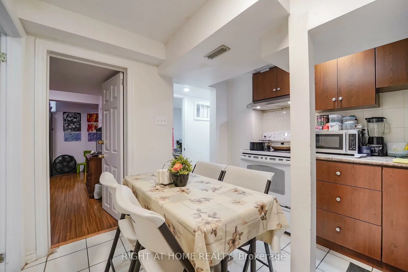 180, Raponi, Rouge E11, Toronto