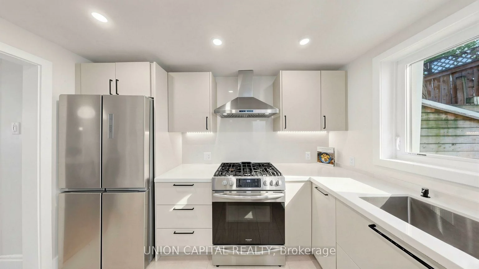 944, Dundas, South Riverdale, Toronto