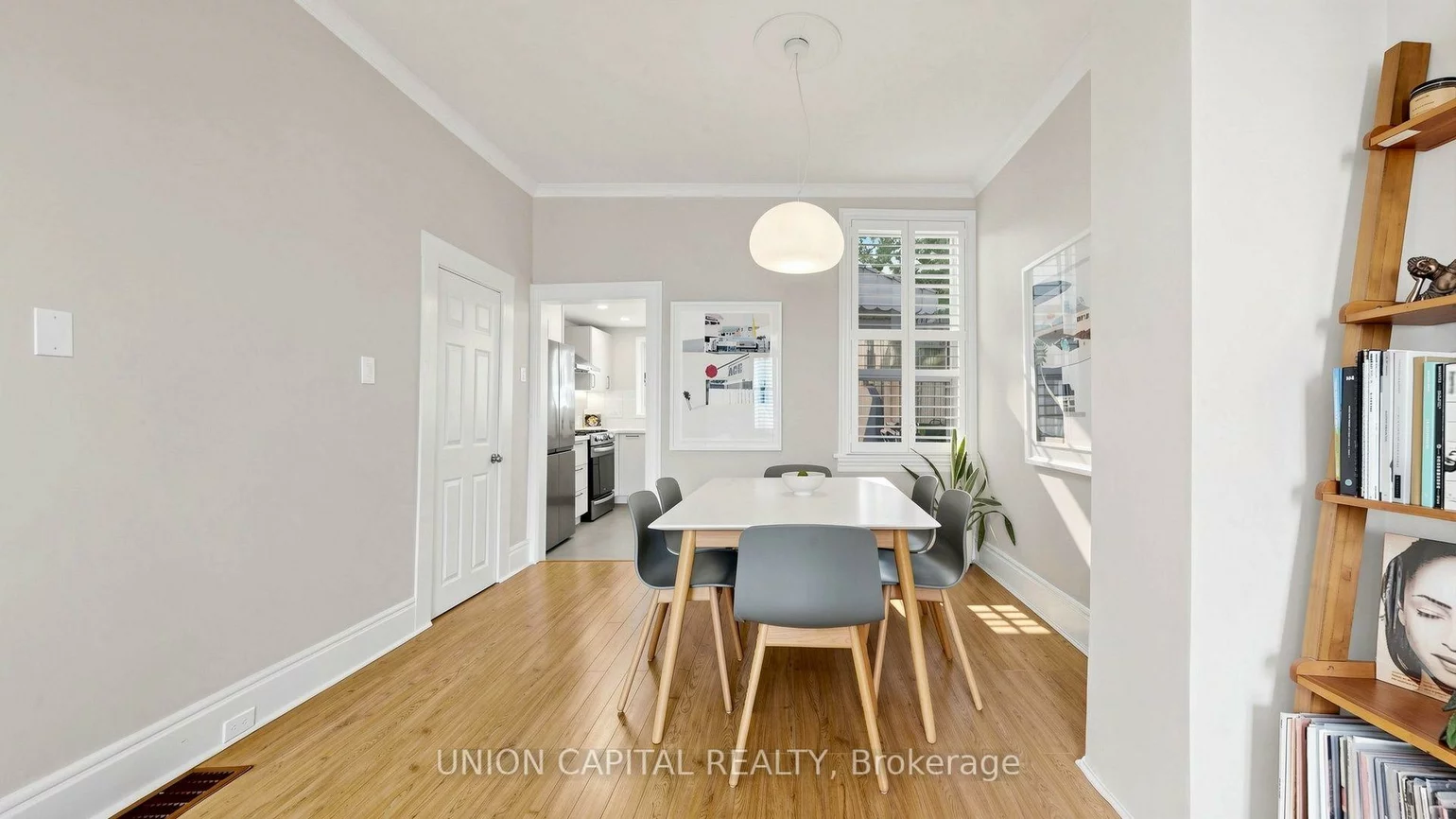 944, Dundas, South Riverdale, Toronto