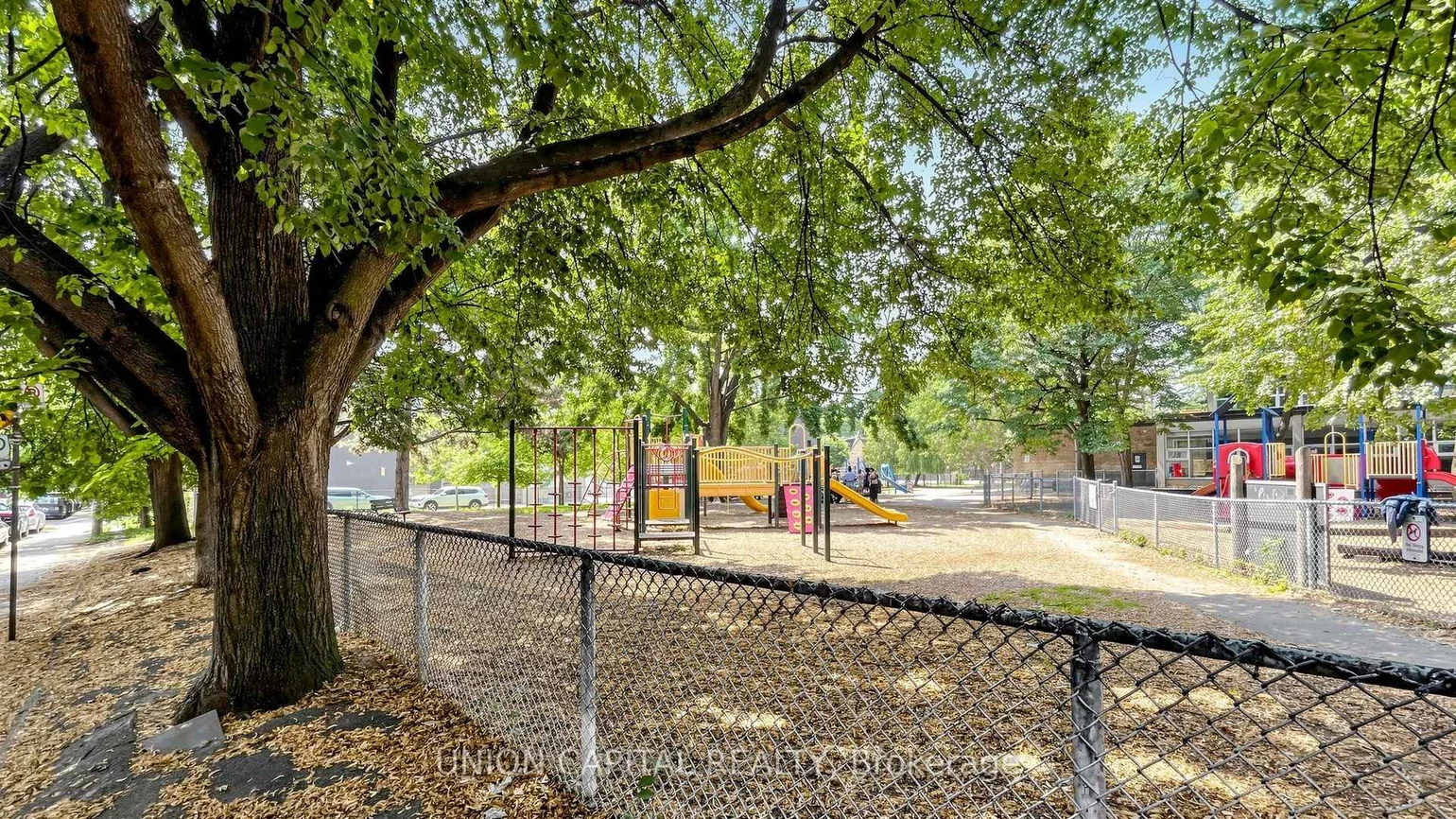 944, Dundas, South Riverdale, Toronto