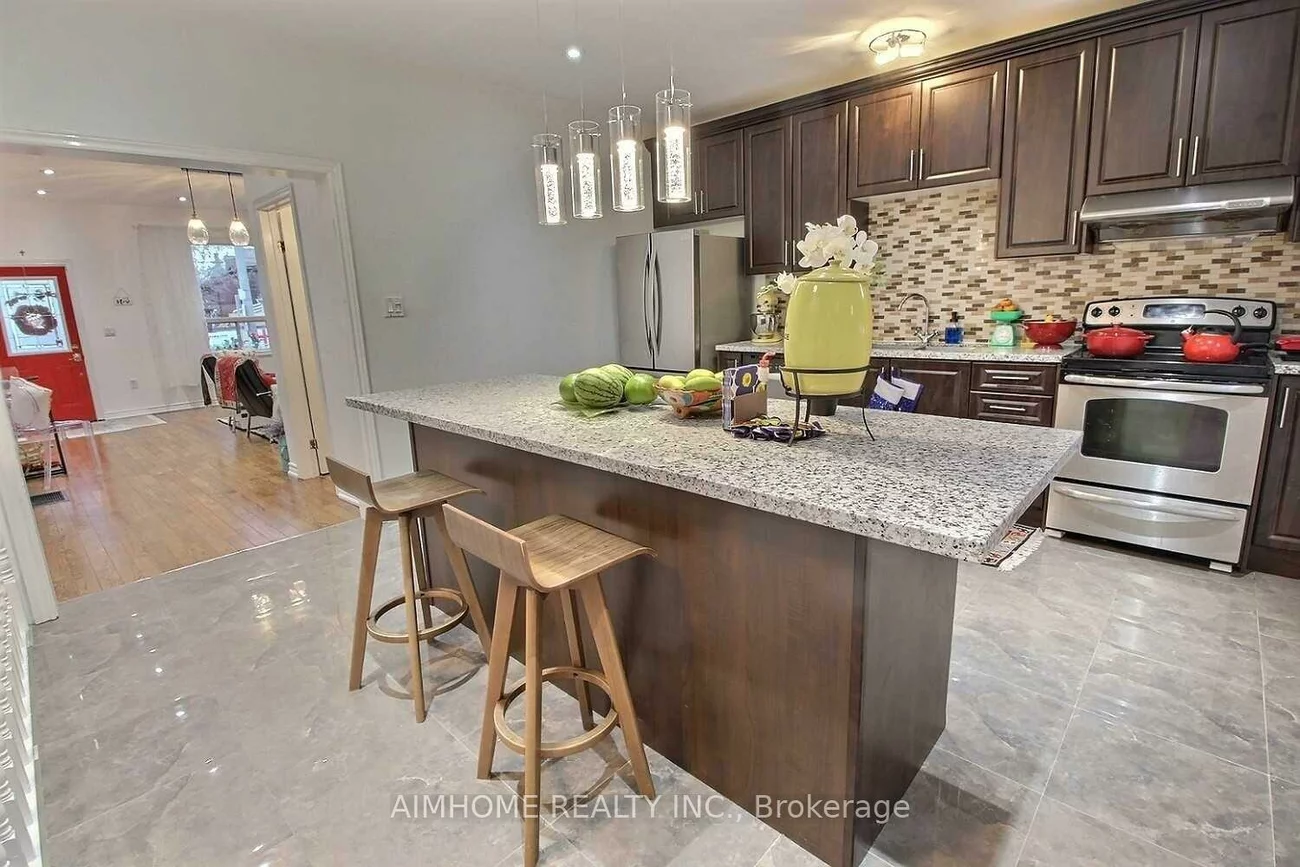 966, Dundas, South Riverdale, Toronto
