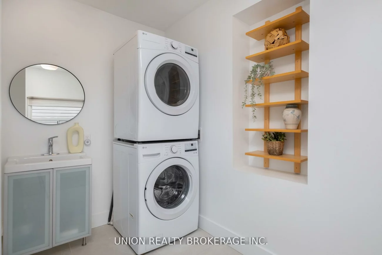 99, Hiawatha, Greenwood-Coxwell, Toronto