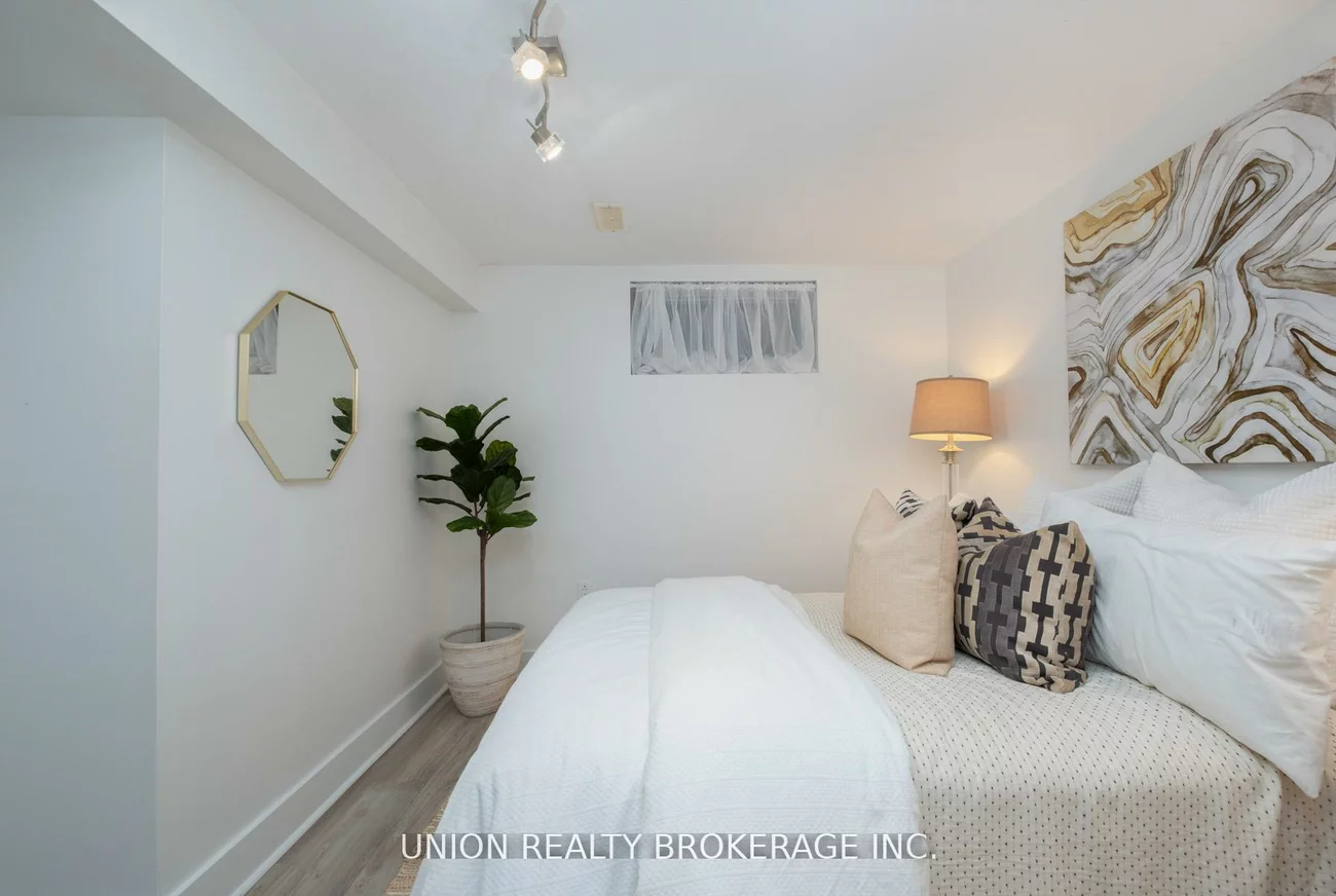 99, Hiawatha, Greenwood-Coxwell, Toronto
