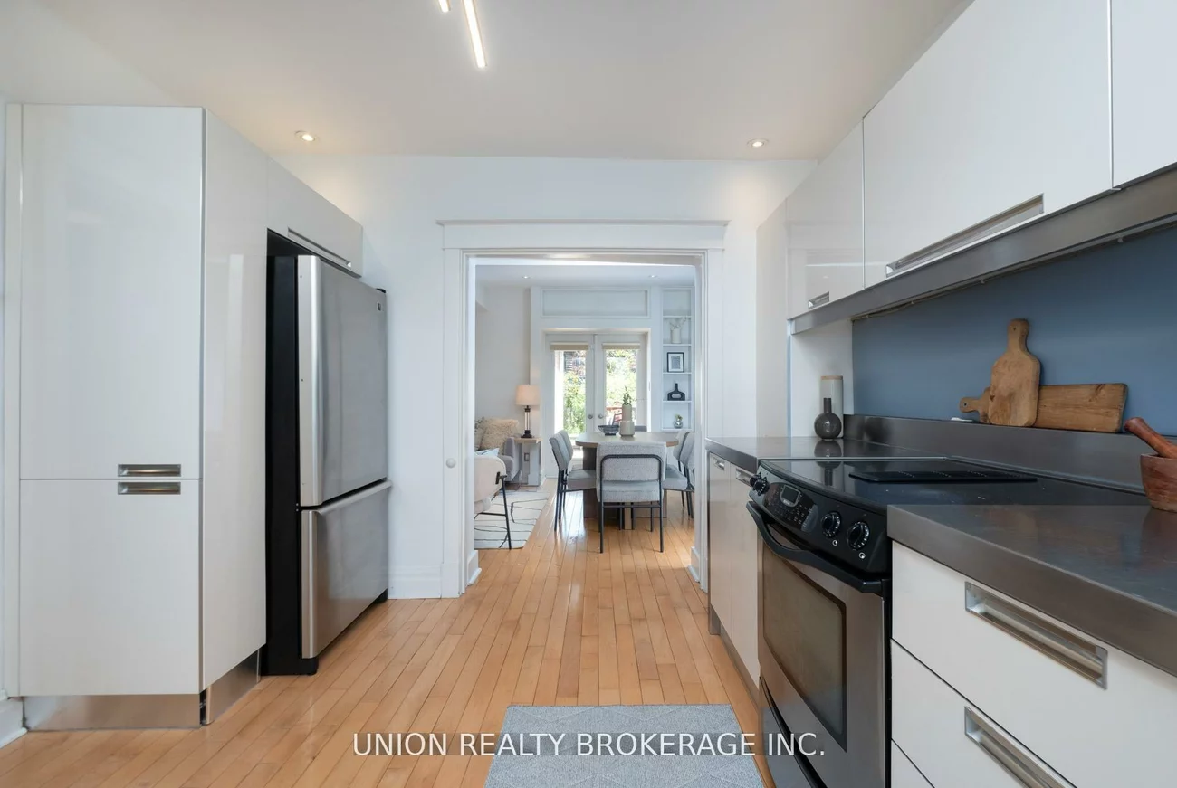 99, Hiawatha, Greenwood-Coxwell, Toronto