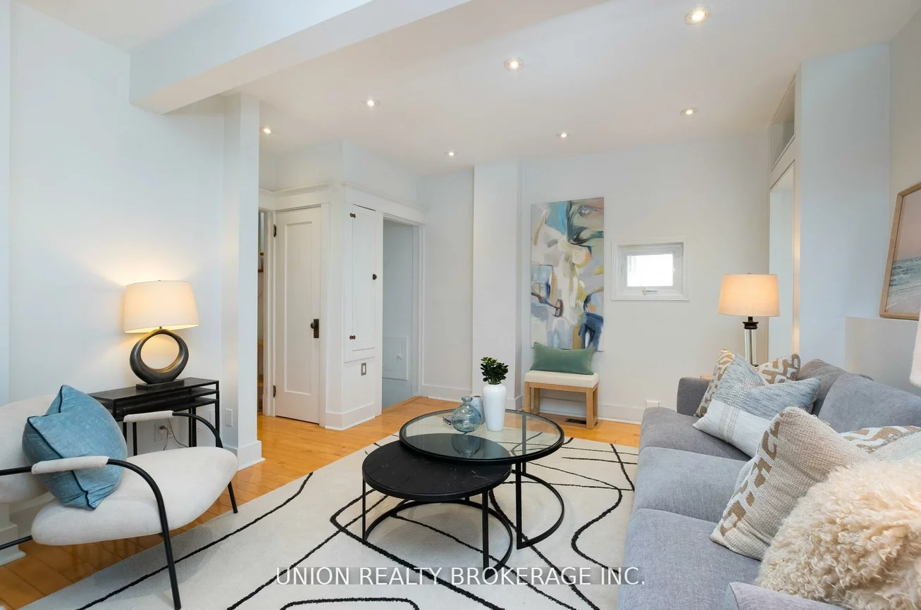 99, Hiawatha, Greenwood-Coxwell, Toronto