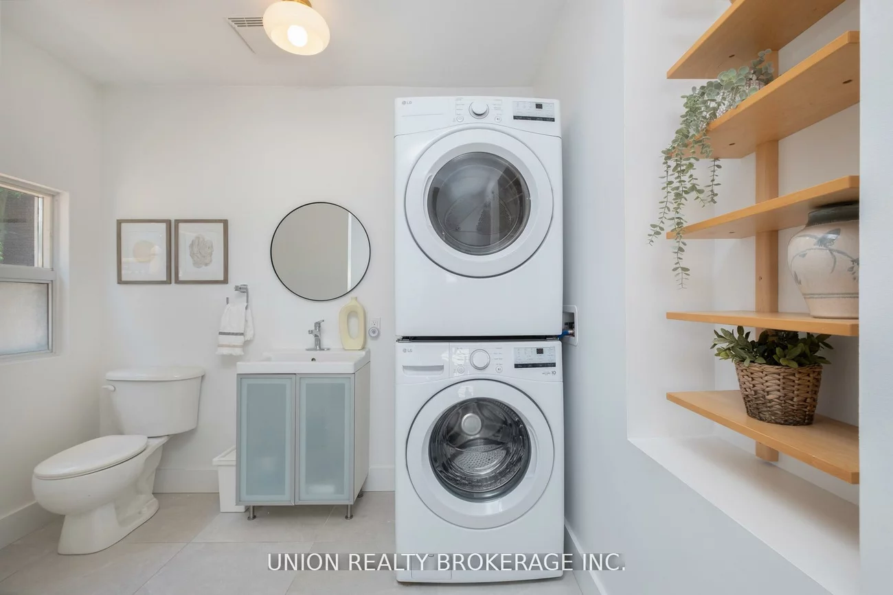 99, Hiawatha, Greenwood-Coxwell, Toronto