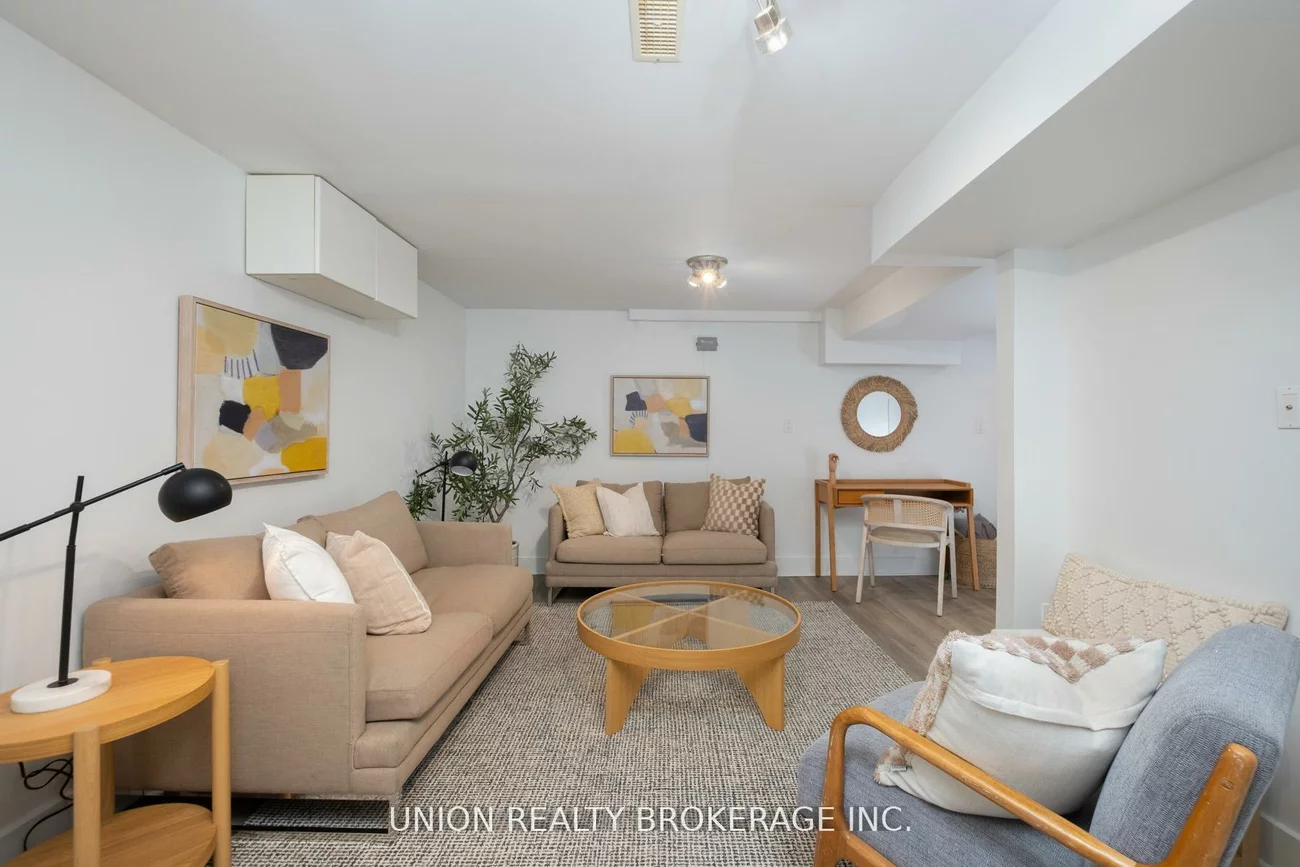 99, Hiawatha, Greenwood-Coxwell, Toronto