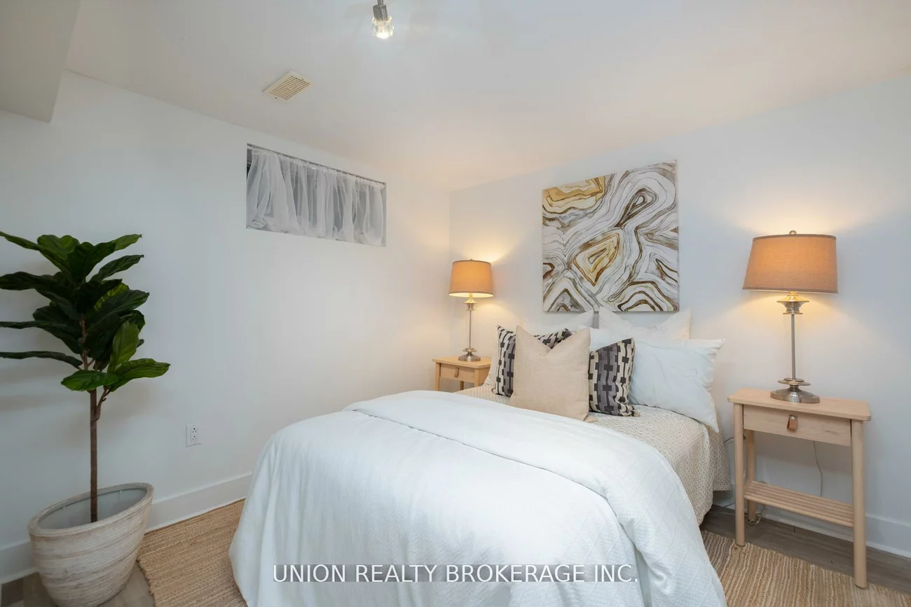 99, Hiawatha, Greenwood-Coxwell, Toronto