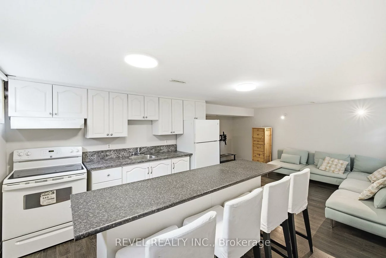 17, Amberjack, Woburn, Toronto