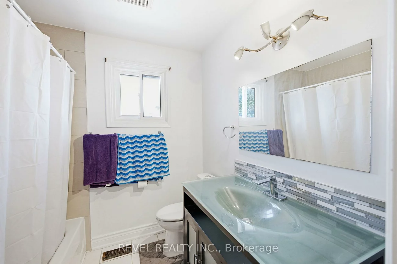 17, Amberjack, Woburn, Toronto