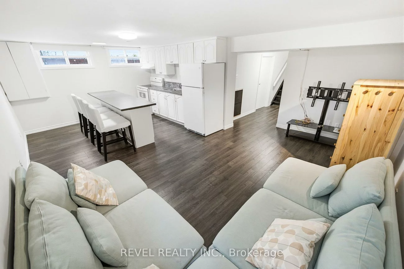 17, Amberjack, Woburn, Toronto