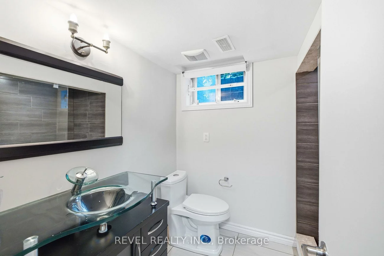 17, Amberjack, Woburn, Toronto