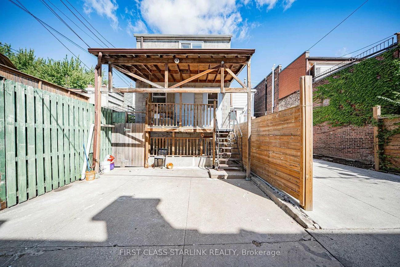 945, Gerrard, South Riverdale, Toronto