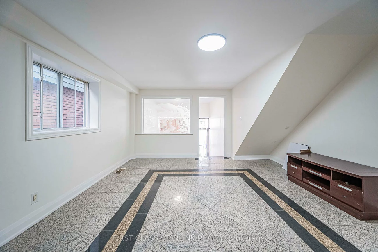 945, Gerrard, South Riverdale, Toronto
