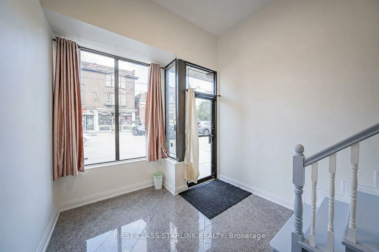 945, Gerrard, South Riverdale, Toronto