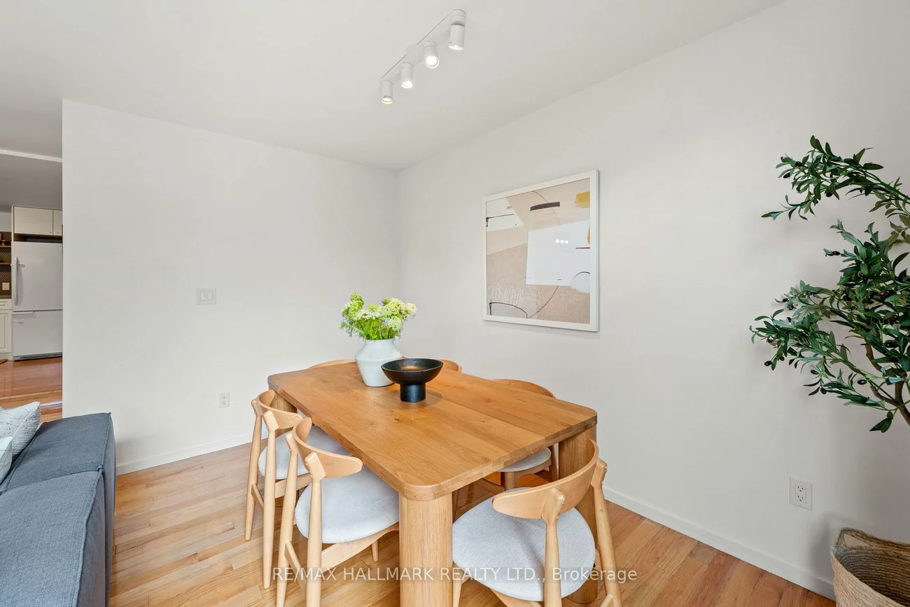 92, Chisholm, Woodbine-Lumsden, Toronto