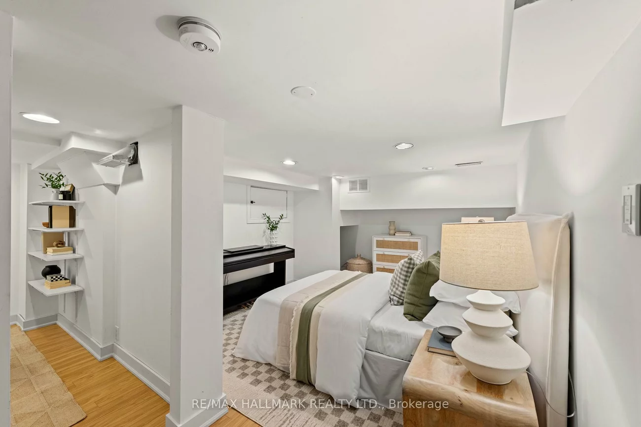 92, Chisholm, Woodbine-Lumsden, Toronto