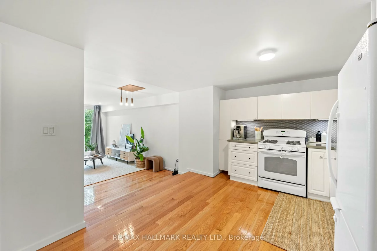 92, Chisholm, Woodbine-Lumsden, Toronto