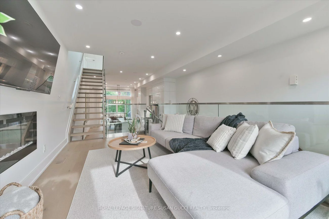 7A, Everett, Woodbine-Lumsden, Toronto