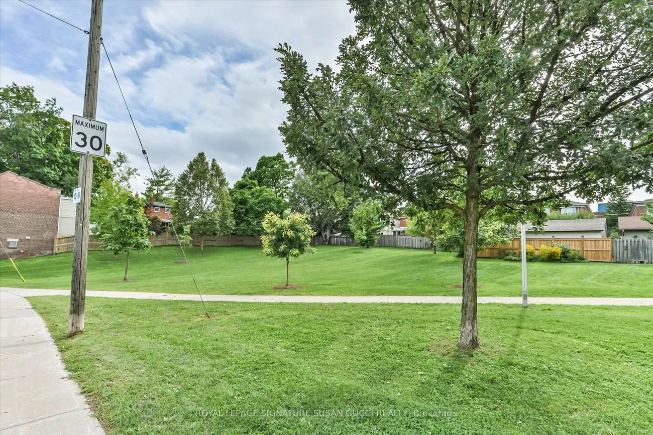 7A, Everett, Woodbine-Lumsden, Toronto