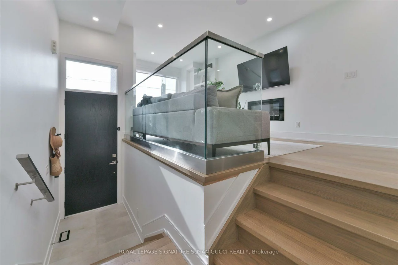7A, Everett, Woodbine-Lumsden, Toronto