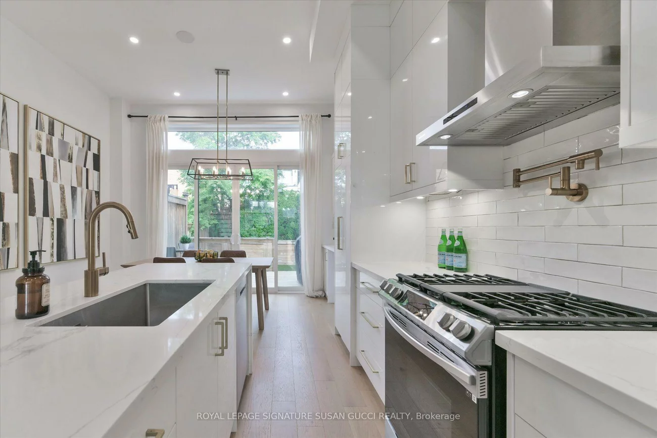 7A, Everett, Woodbine-Lumsden, Toronto