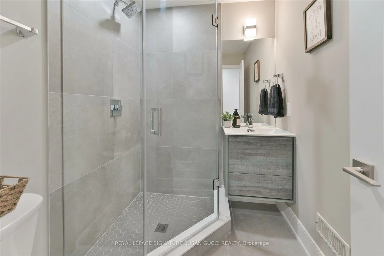 7A, Everett, Woodbine-Lumsden, Toronto