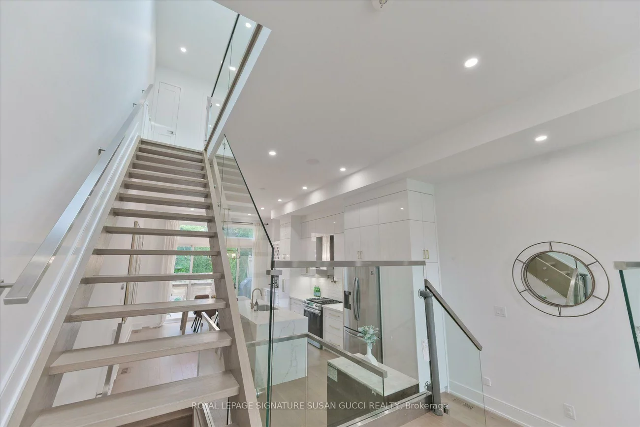 7A, Everett, Woodbine-Lumsden, Toronto