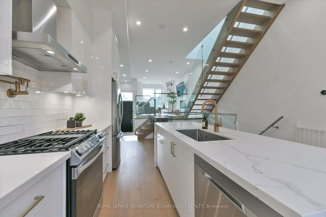 7A, Everett, Woodbine-Lumsden, Toronto