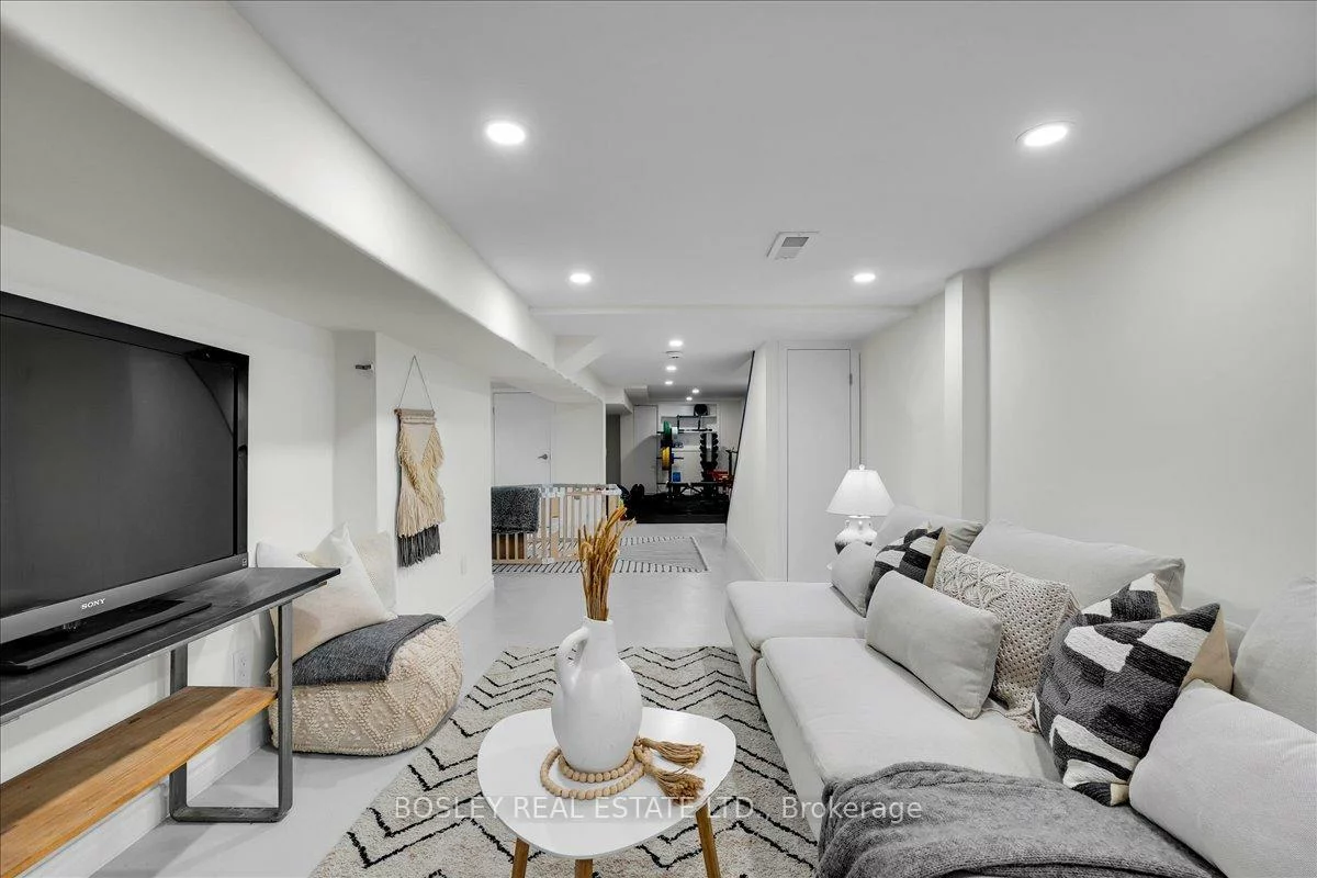 372, Logan, South Riverdale, Toronto