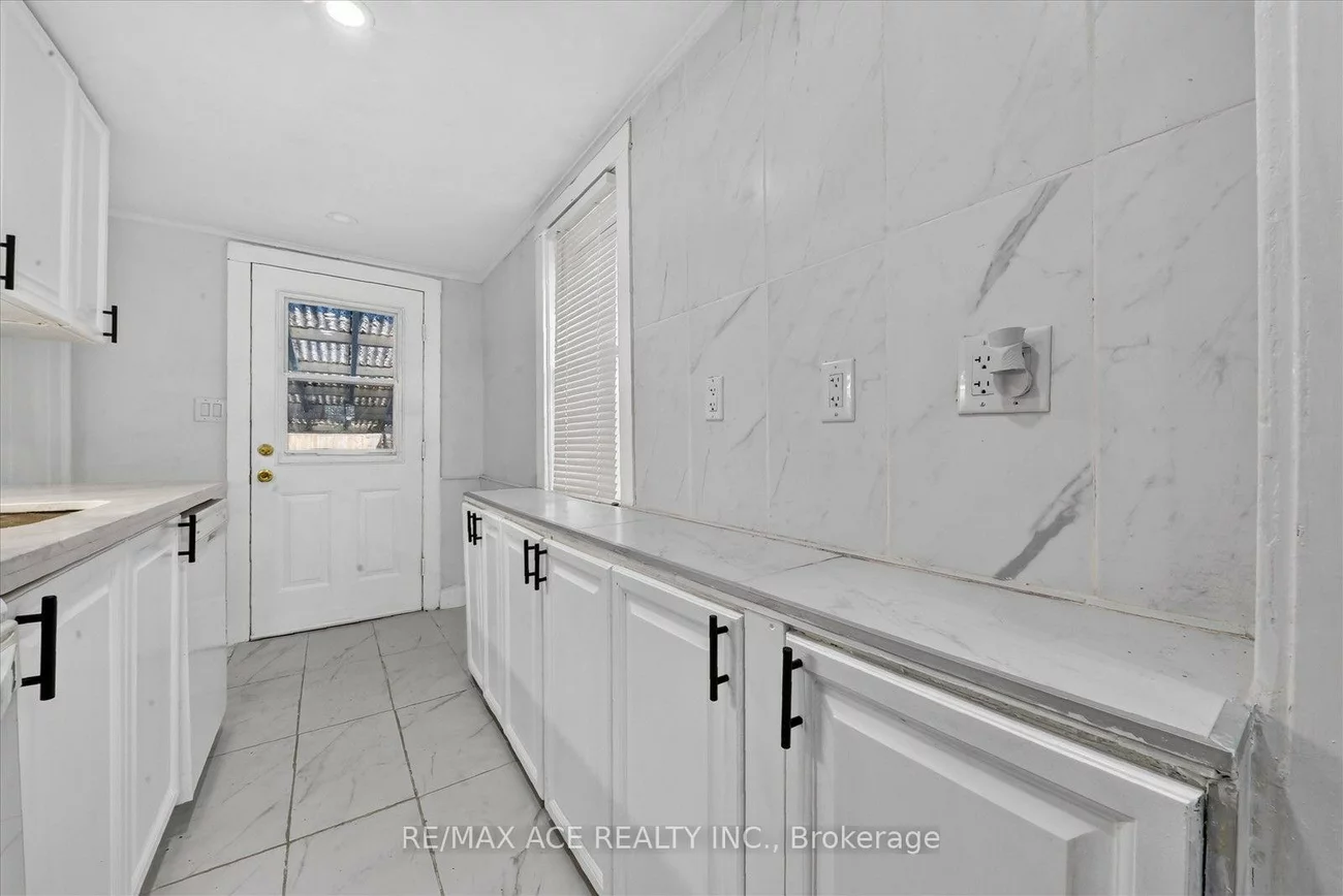 47, Laurel, Kennedy Park, Toronto