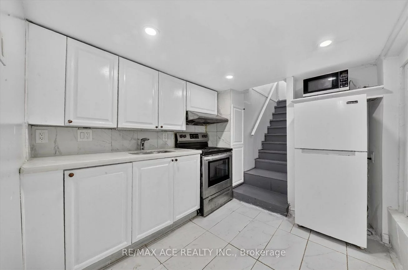 47, Laurel, Kennedy Park, Toronto