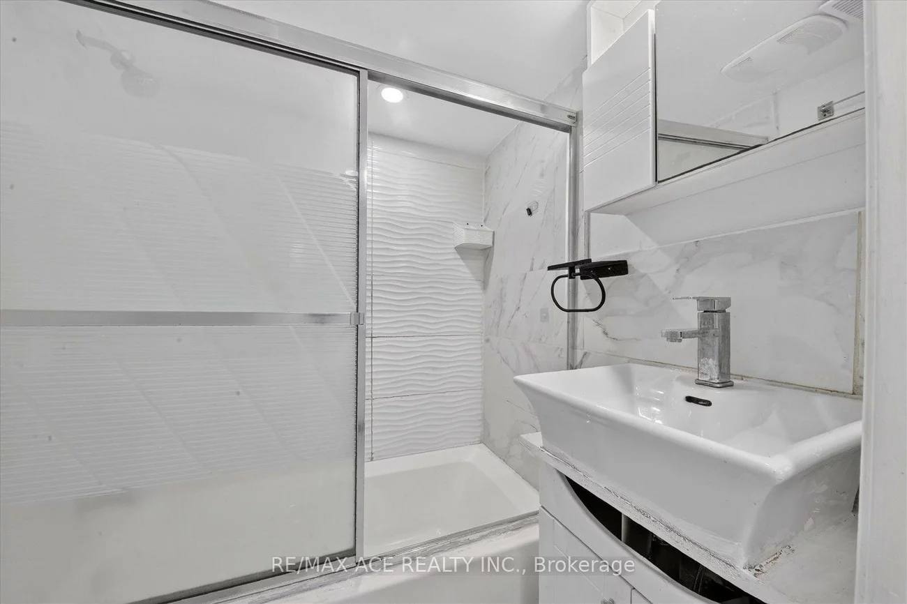 47, Laurel, Kennedy Park, Toronto