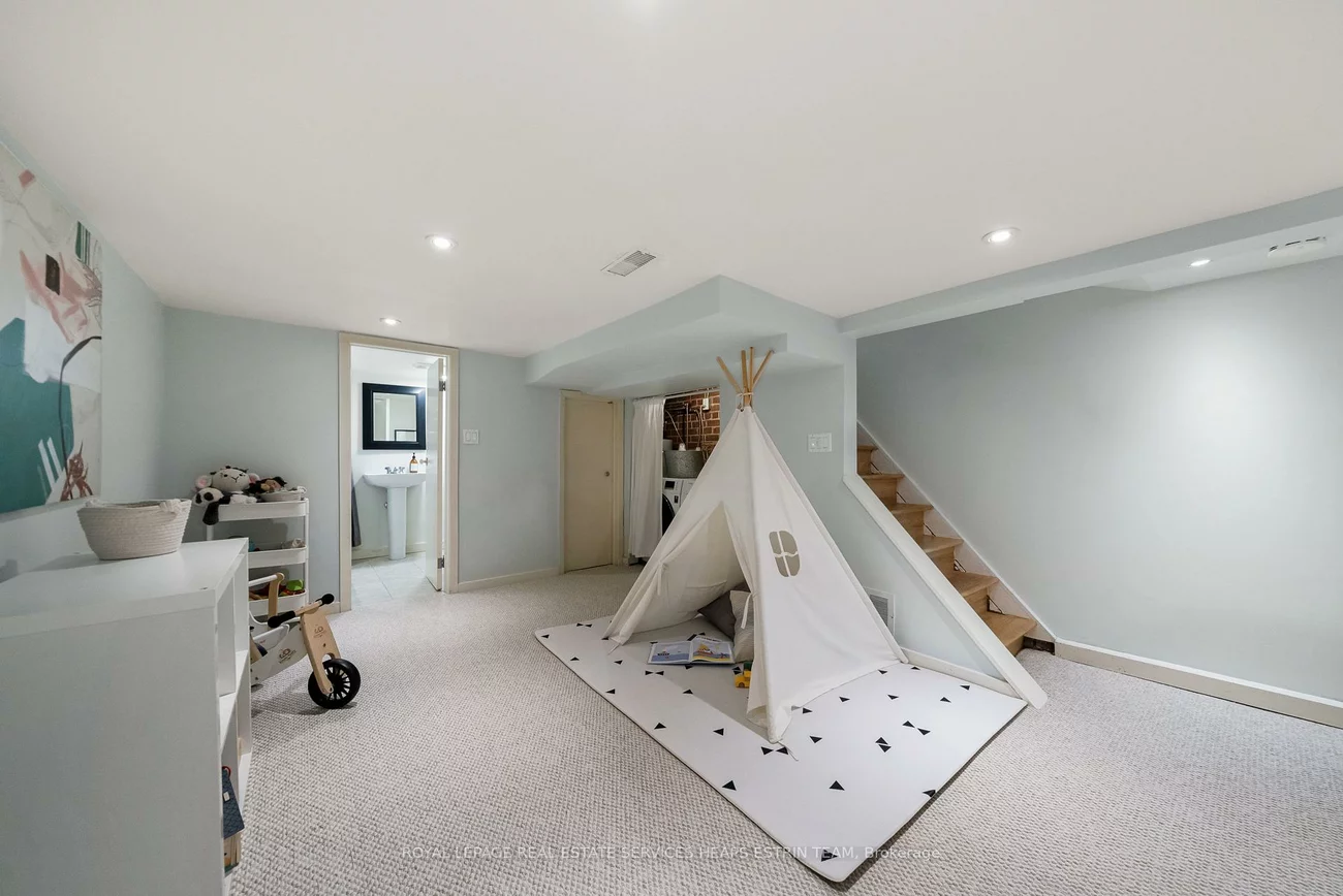16, Louvain, South Riverdale, Toronto