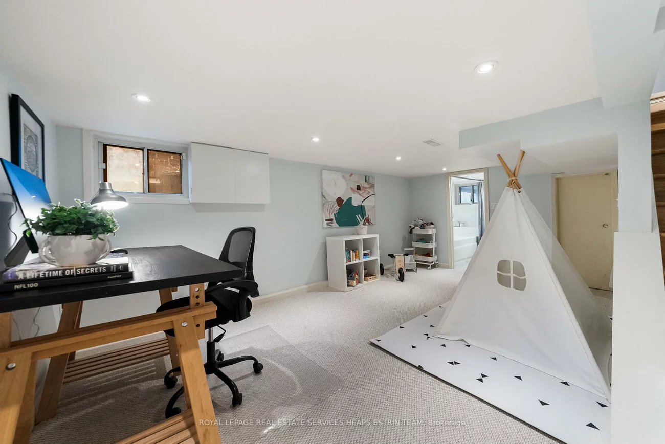 16, Louvain, South Riverdale, Toronto