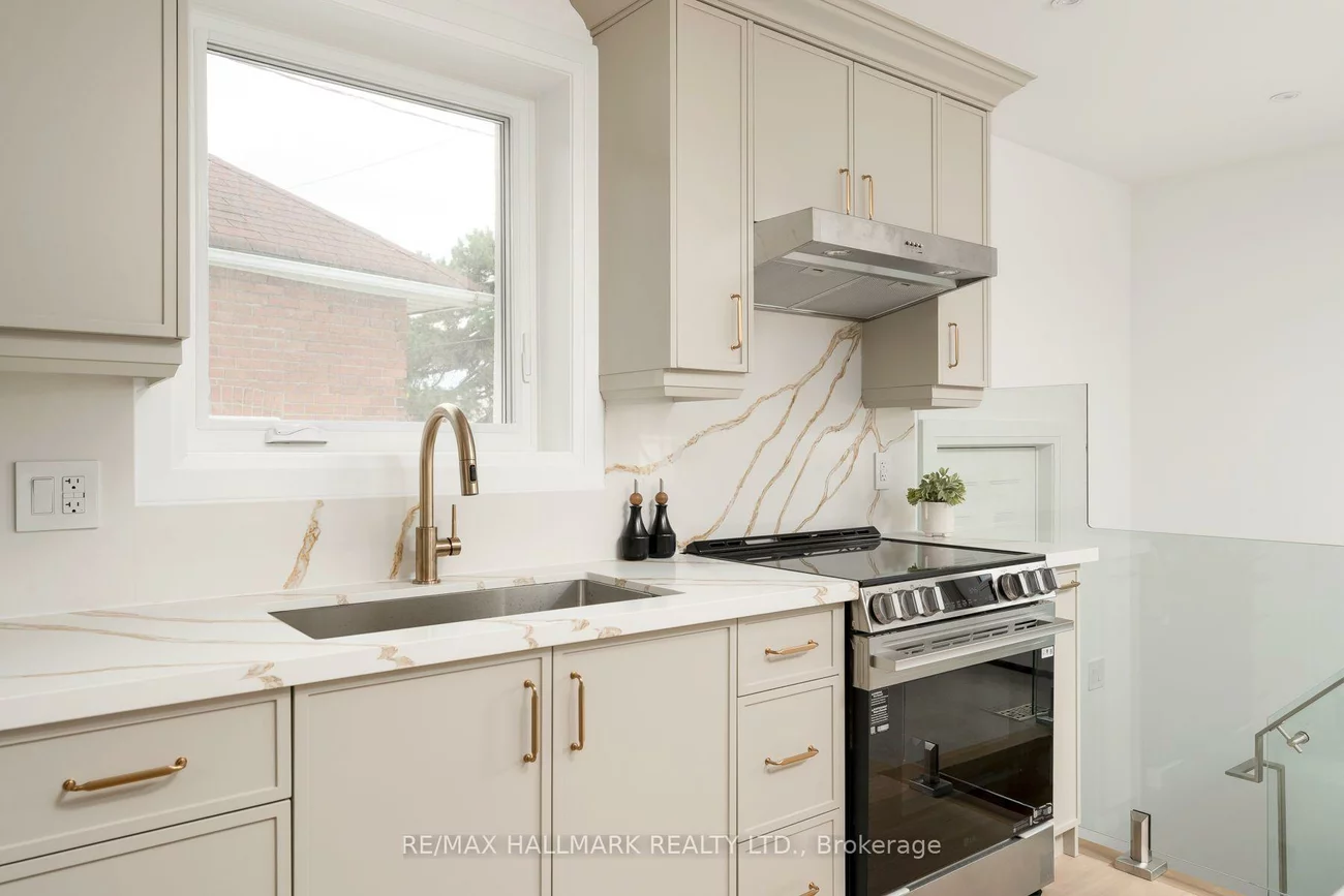 1075, Greenwood, Danforth Village-East York, Toronto