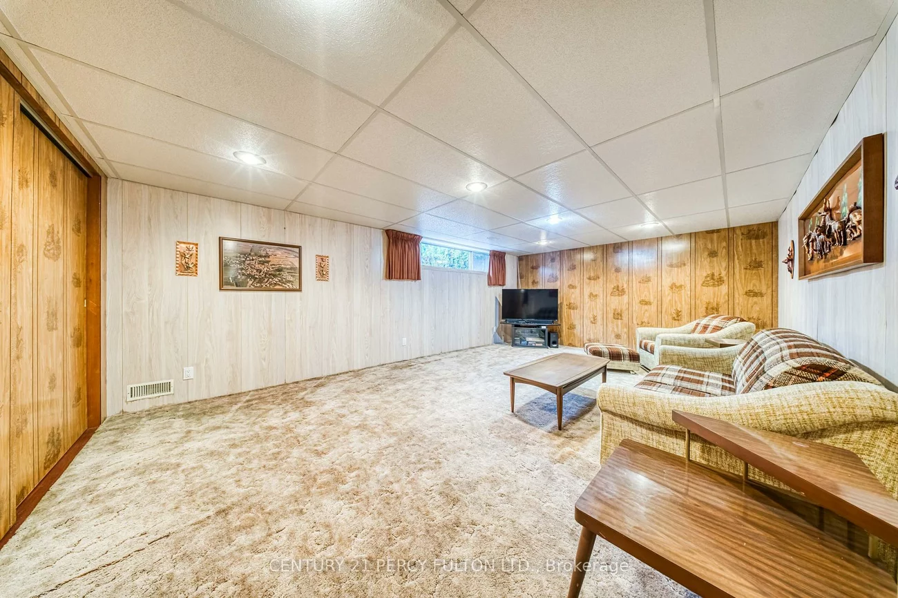 32, Bromton, Bendale, Toronto